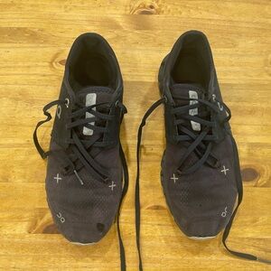 On cloud shoes size 8 black and silver